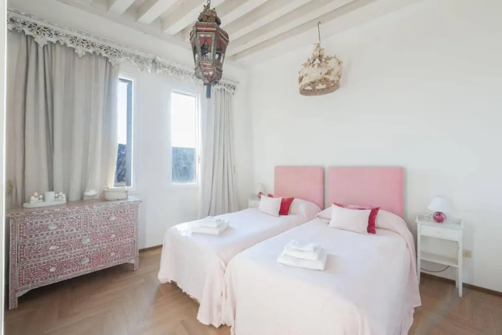 Ca' Erizzo Dream Apartment, Spectacular Views From The Amazing Terrace! Venice Apartment